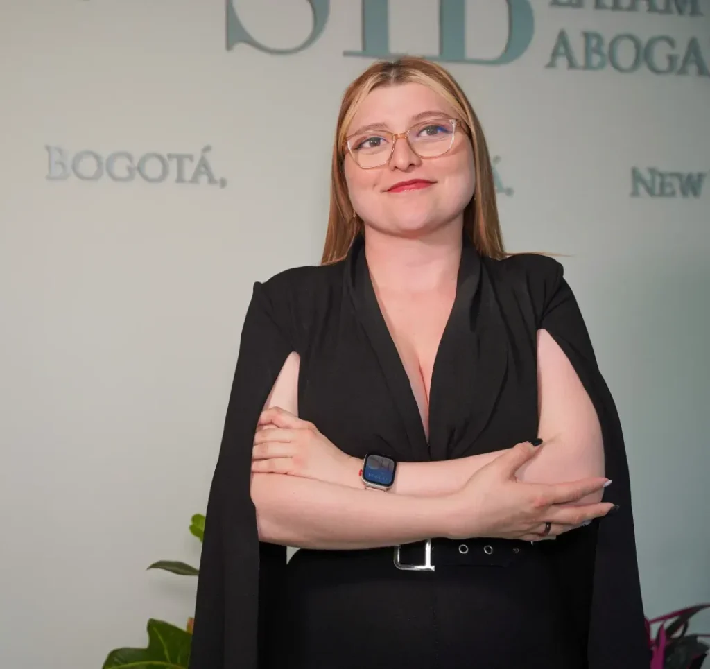 Abogada del equipo de Immigration Latam en la oficina