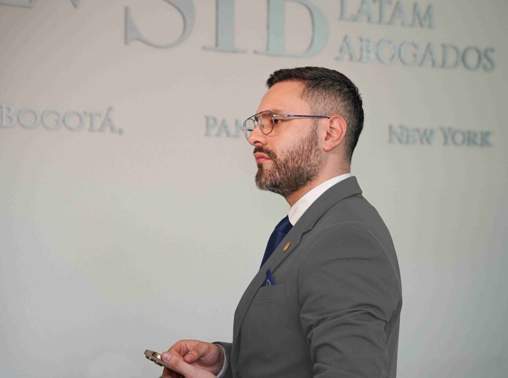 Abogado de Immigration Latam en la oficina