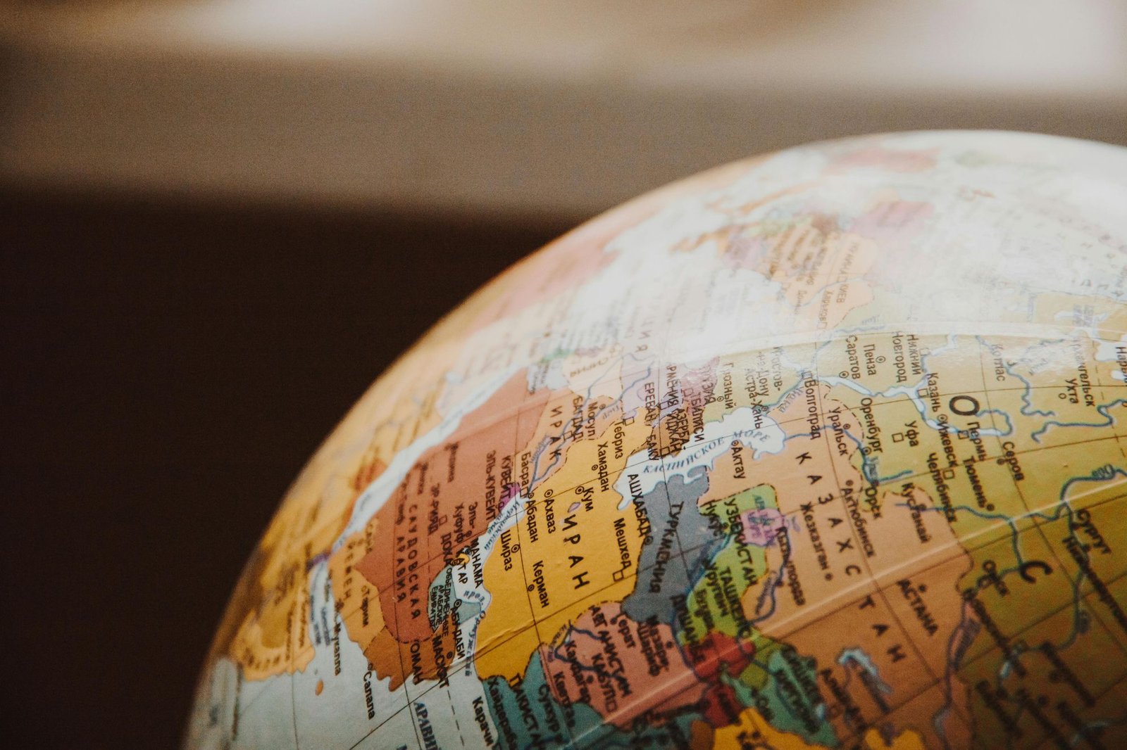 Globo terráqueo de escritorio con el mapa de Europa y Asia