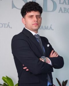 Dr. Andrés Perilla, Asociado