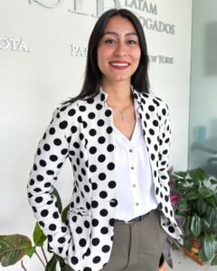 Dra. Valentina Alvarez Carrillo, Abogada bilingüe (español e inglés)